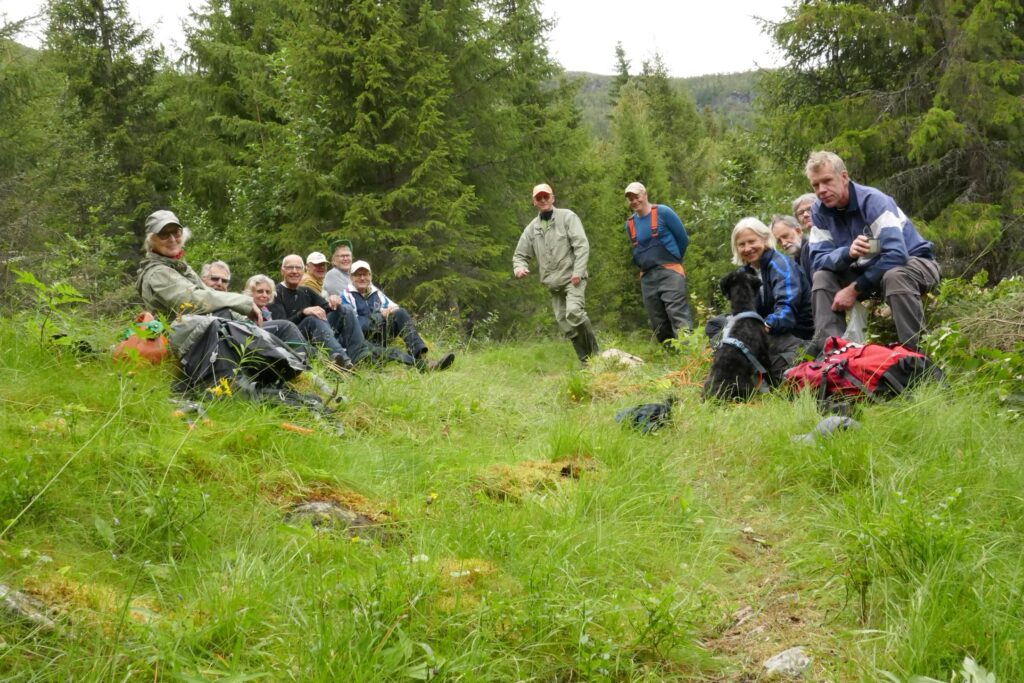 Berit Næsheim, Geir Ulfstein, Jana Weidemann, Ivar Helleberg, Egil Elstad, ??? Randi Helleberg, Trygve Næsheim, Inger Hegstad Krüger, Lars Grøholt, Unni Bøhmer Grøholt, Lars Krüger.